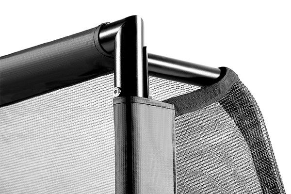 Met een gegalvaniseerd en gepoedercoated frame.