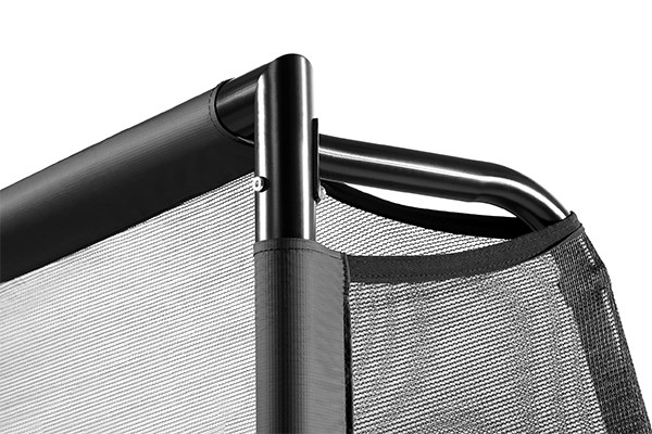 Met een gegalvaniseerd en gepoedercoated frame.